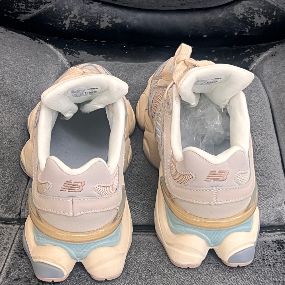 WOMEN’S New Balance 9060 Ivory Cream Pink Sand - Picture 4 of 10